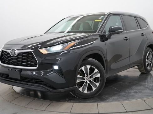 Used 2023 Toyota Highlander XLE AWD/4WD image 1