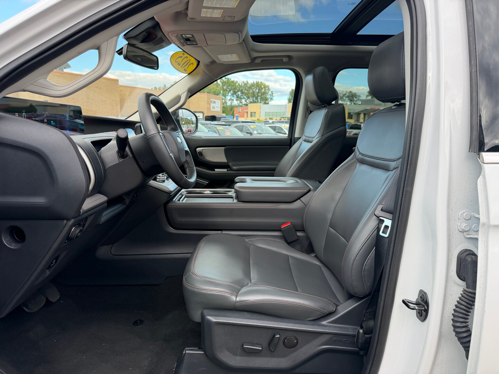 Used 2025 Ford Expedition Active AWD/4WD image 7