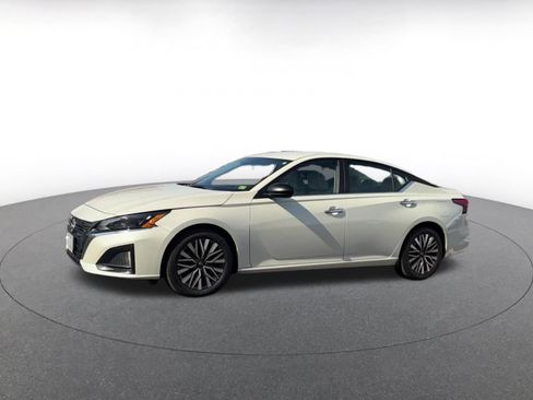 Used 2025 Nissan Altima 2.5 SV FWD image 8