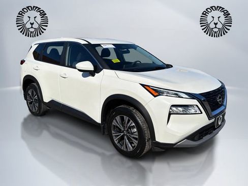 Used 2023 Nissan Rogue SV image 3