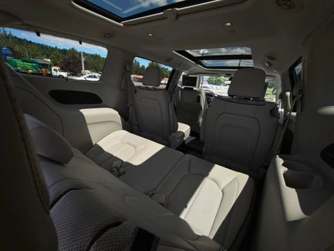 Used 2017 Chrysler Pacifica Limited w/ UConnect Theater Package FWD image 55