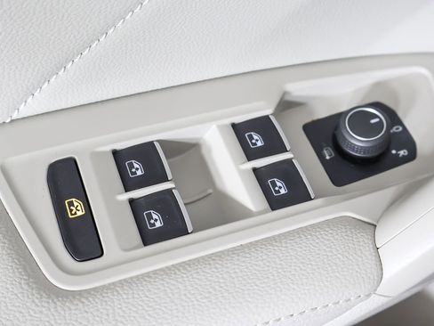 Used 2024 Volkswagen Tiguan SE image 39