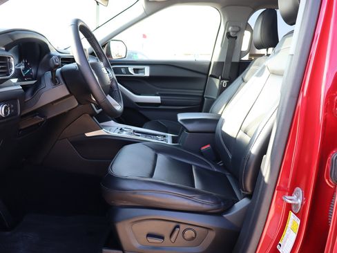 Used 2022 Ford Explorer XLT w/ Equipment Group 202A image 10