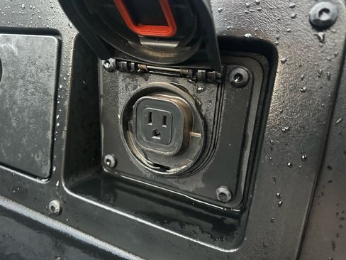 Used 2018 Toyota Tacoma SR image 27