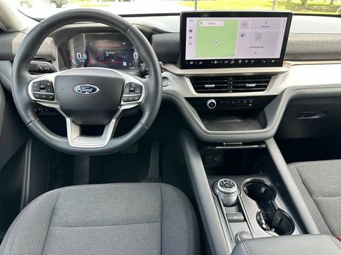 Used 2025 Ford Explorer Active AWD/4WD image 4