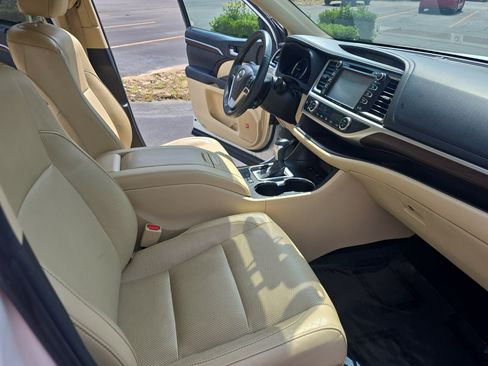 Used 2016 Toyota Highlander Limited w/ Driver Technology Package AWD/4WD image 10