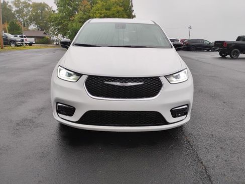 New 2026 Chrysler Pacifica Select image 2