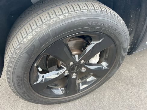 Used 2023 Jeep Grand Cherokee Limited w/ Black Appearance Package image 31