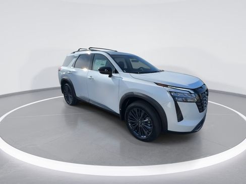 New 2026 Nissan Pathfinder SL image 2