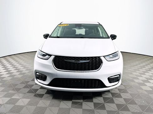 Certified 2024 Chrysler Pacifica Touring-L image 4