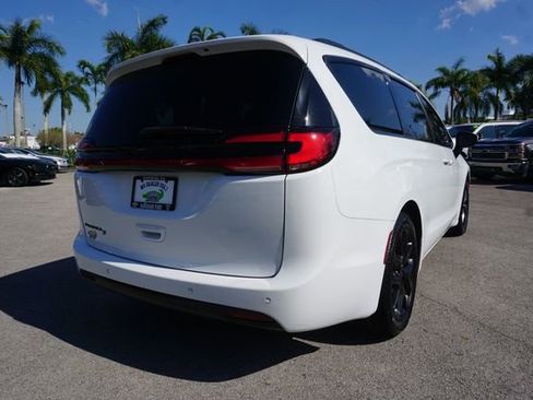 Used 2023 Chrysler Pacifica Touring-L w/ S Appearance Package image 7