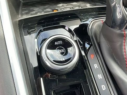 Used 2024 Chevrolet Colorado Z71 w/ Z71 Convenience Package 2 image 17