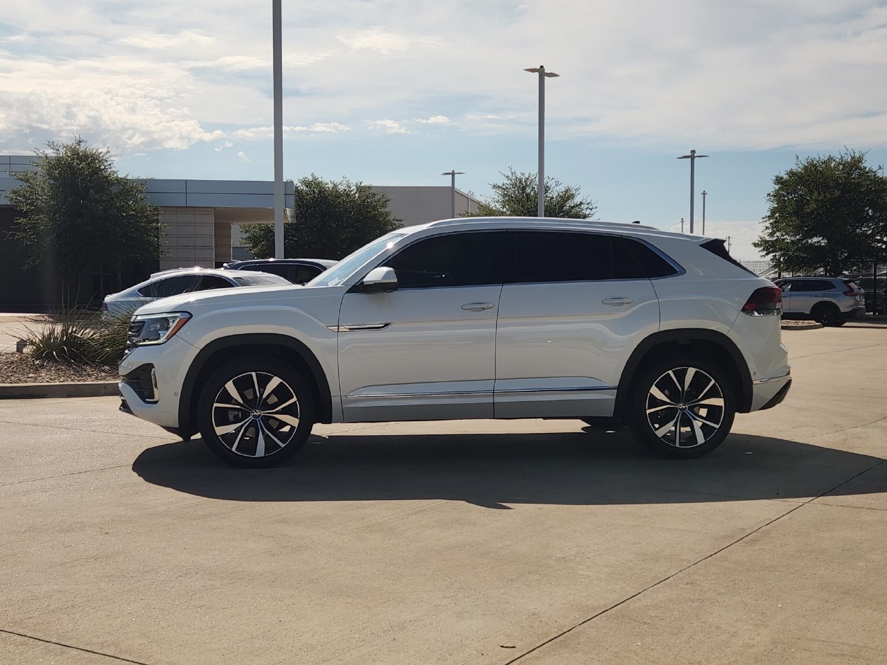 Used 2024 Volkswagen Atlas Cross Sport SEL Premium R-Line AWD/4WD image 4