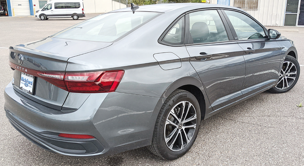 Used 2025 Volkswagen Jetta Sport FWD image 3