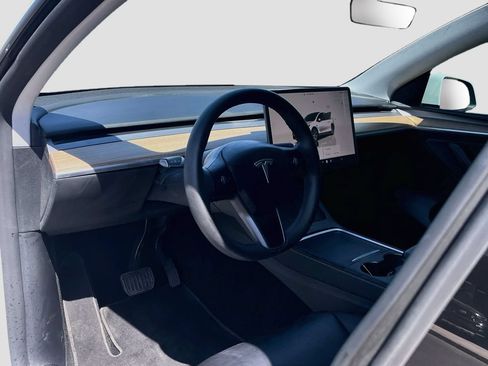 Used 2024 Tesla Model Y Long Range AWD/4WD image 9