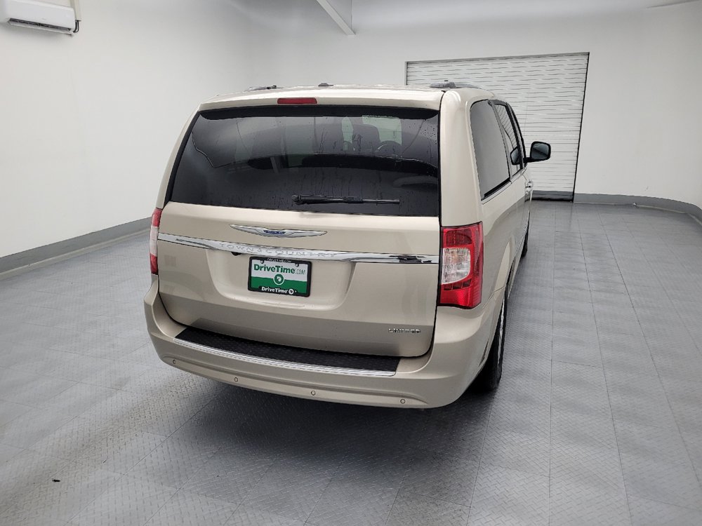 Used 2014 Chrysler Town & Country Limited w/ Luxury Group FWD image 7