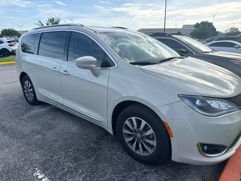 Used 2020 Chrysler Pacifica Touring-L Plus FWD image 8