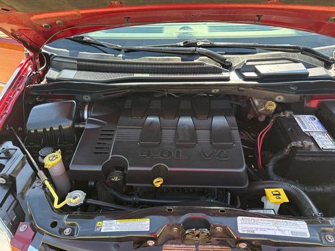 Used 2010 Chrysler Town & Country Limited w/ Entertainment Group #3 FWD image 21