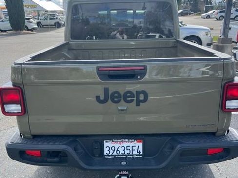 Used 2025 Jeep Gladiator Sport image 11