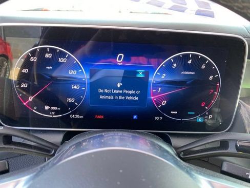Used 2025 Mercedes-Benz GLC 300 4MATIC image 22