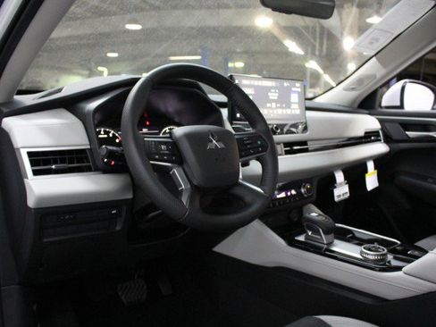 New 2025 Mitsubishi Outlander SE image 5