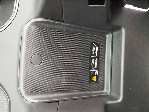 Used 2023 Chevrolet Silverado 1500 LT AWD/4WD image 38