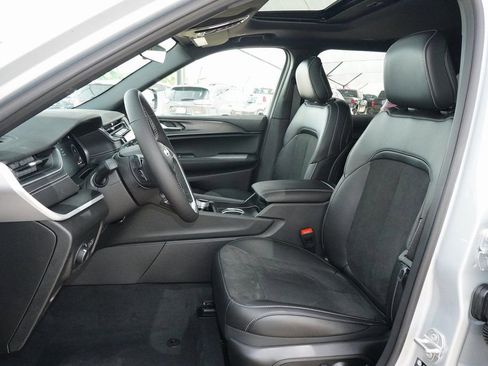New 2025 Jeep Grand Cherokee L Altitude AWD/4WD image 11