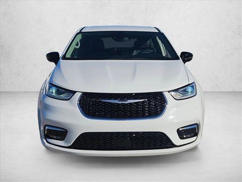 Used 2024 Chrysler Pacifica Touring-L image 2