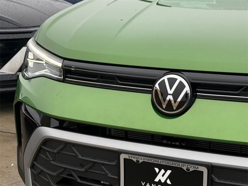 New 2026 Volkswagen Taos SE image 4