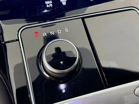 Used 2018 Land Rover Range Rover Velar R-Dynamic SE image 19