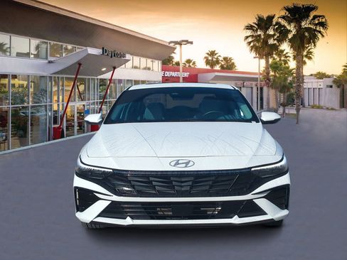 Used 2025 Hyundai Elantra Limited image 8