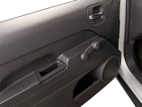 Used 2010 Jeep Patriot Latitude FWD image 12