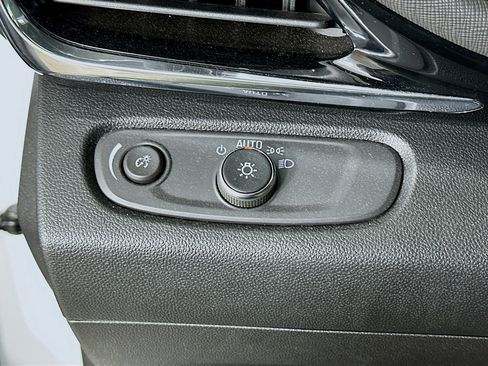 Used 2025 Buick Envista Sport Touring image 17