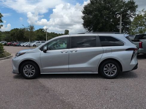 Certified 2025 Toyota Sienna XLE FWD image 3