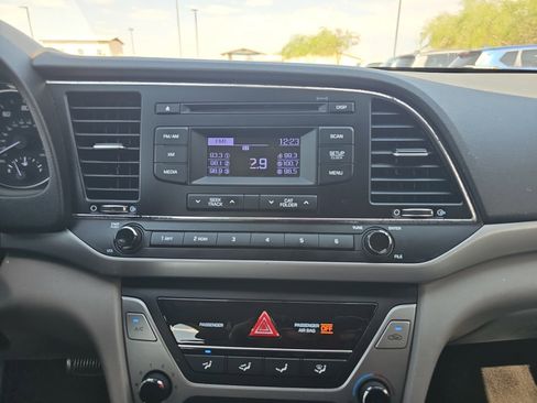 Used 2017 Hyundai Elantra SE FWD image 21