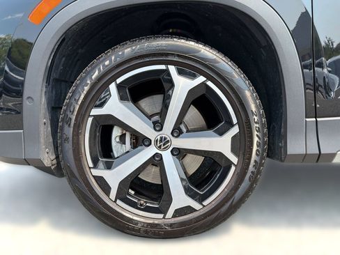Used 2025 Volkswagen Tiguan SE AWD/4WD image 12
