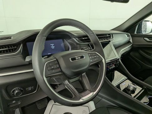 Certified 2025 Jeep Grand Cherokee Altitude AWD/4WD image 22