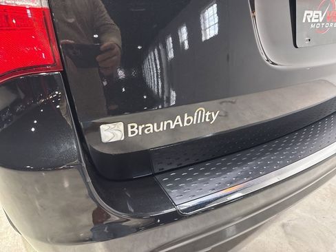 Used 2015 Chrysler Town & Country Touring FWD image 11