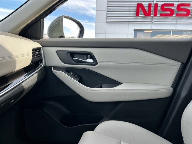 Used 2025 Nissan Rogue SL w/ Tech Package AWD/4WD image 42