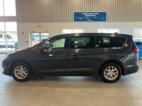 Used 2020 Chrysler Pacifica Touring w/ Cold Weather Group FWD image 8