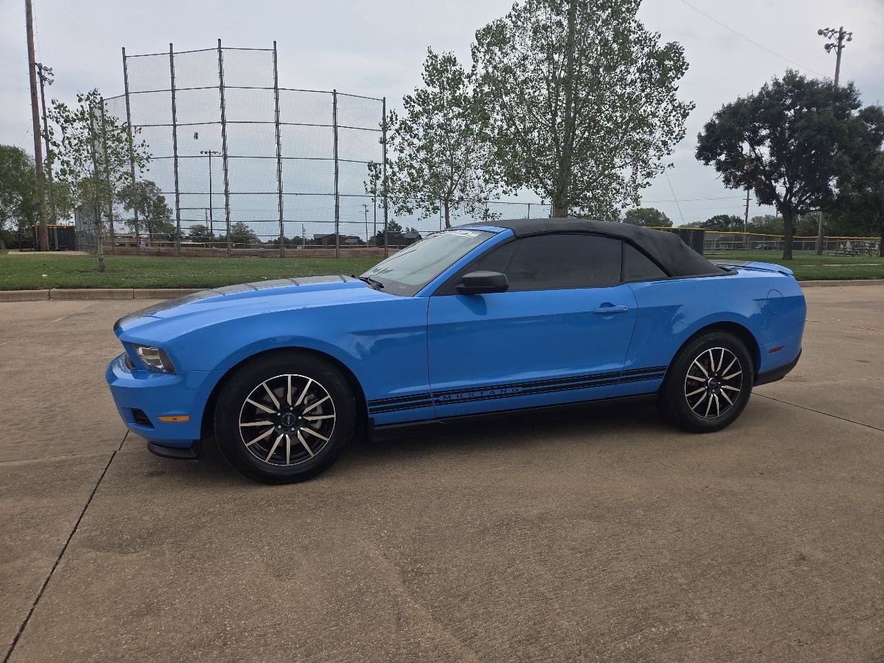 Used 2012 Ford Mustang Convertible RWD image 2