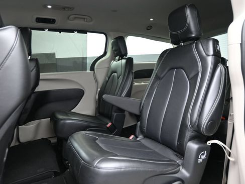 Used 2024 Chrysler Pacifica Touring-L FWD image 11