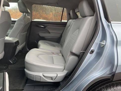 Used 2020 Toyota Highlander XLE image 12