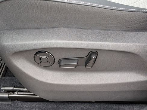 Used 2025 Volkswagen Tiguan SE R-Line image 15