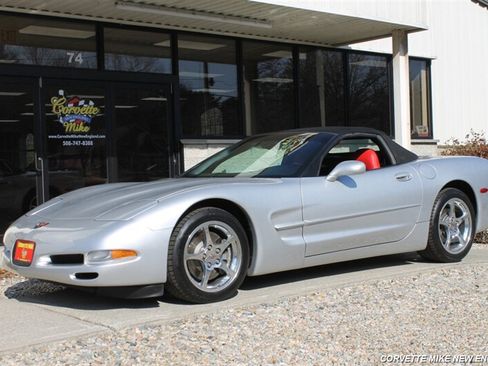 Used 2001 Chevrolet Corvette Coupe w/ Preferred Equipment Group2 RWD image 1