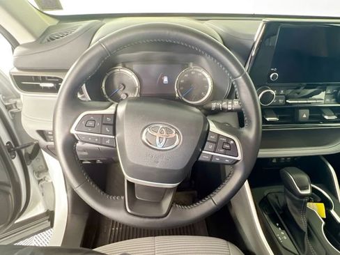 Used 2023 Toyota Highlander LE AWD/4WD image 11