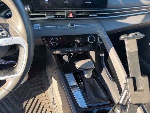 Used 2023 Hyundai Elantra SEL w/ Convenience Package image 9