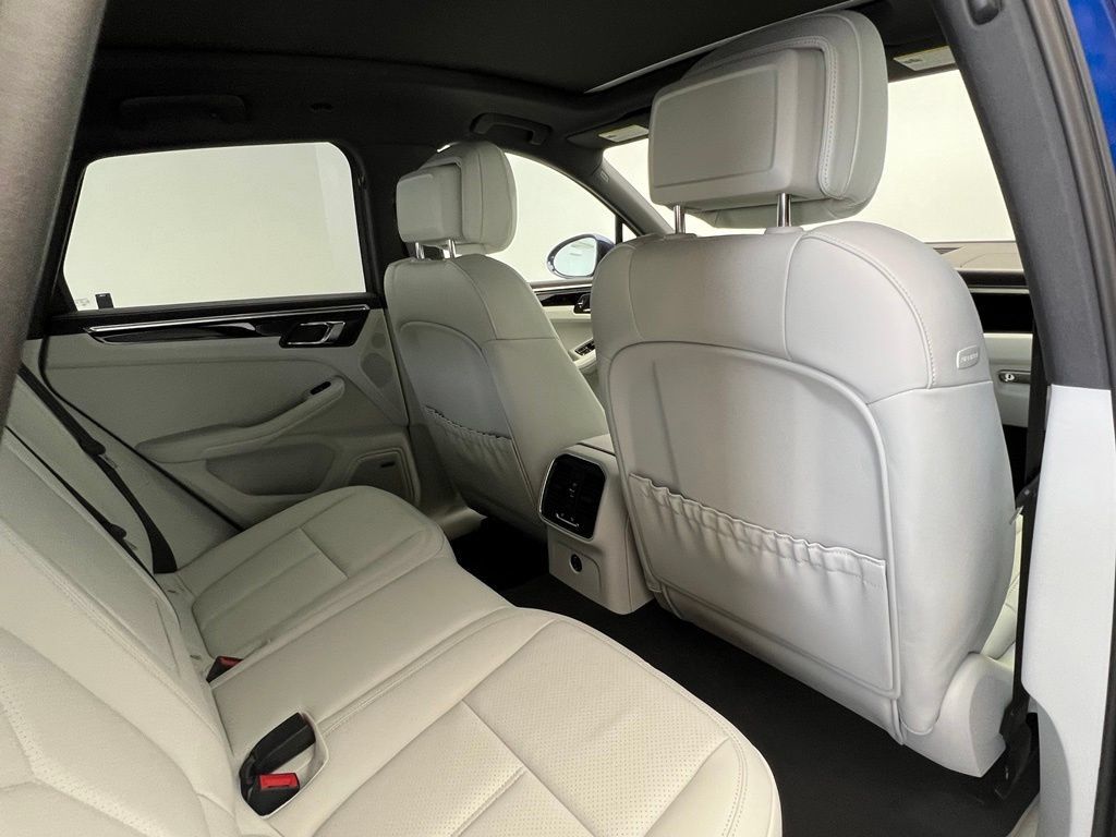 Used 2026 Porsche Macan AWD/4WD image 16