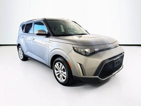 Used 2023 Kia Soul LX FWD image 3