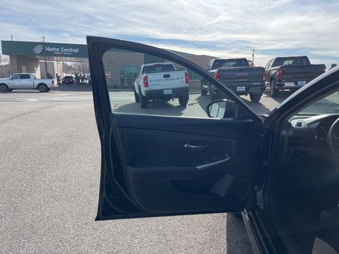 Used 2025 Nissan Sentra SR FWD image 24